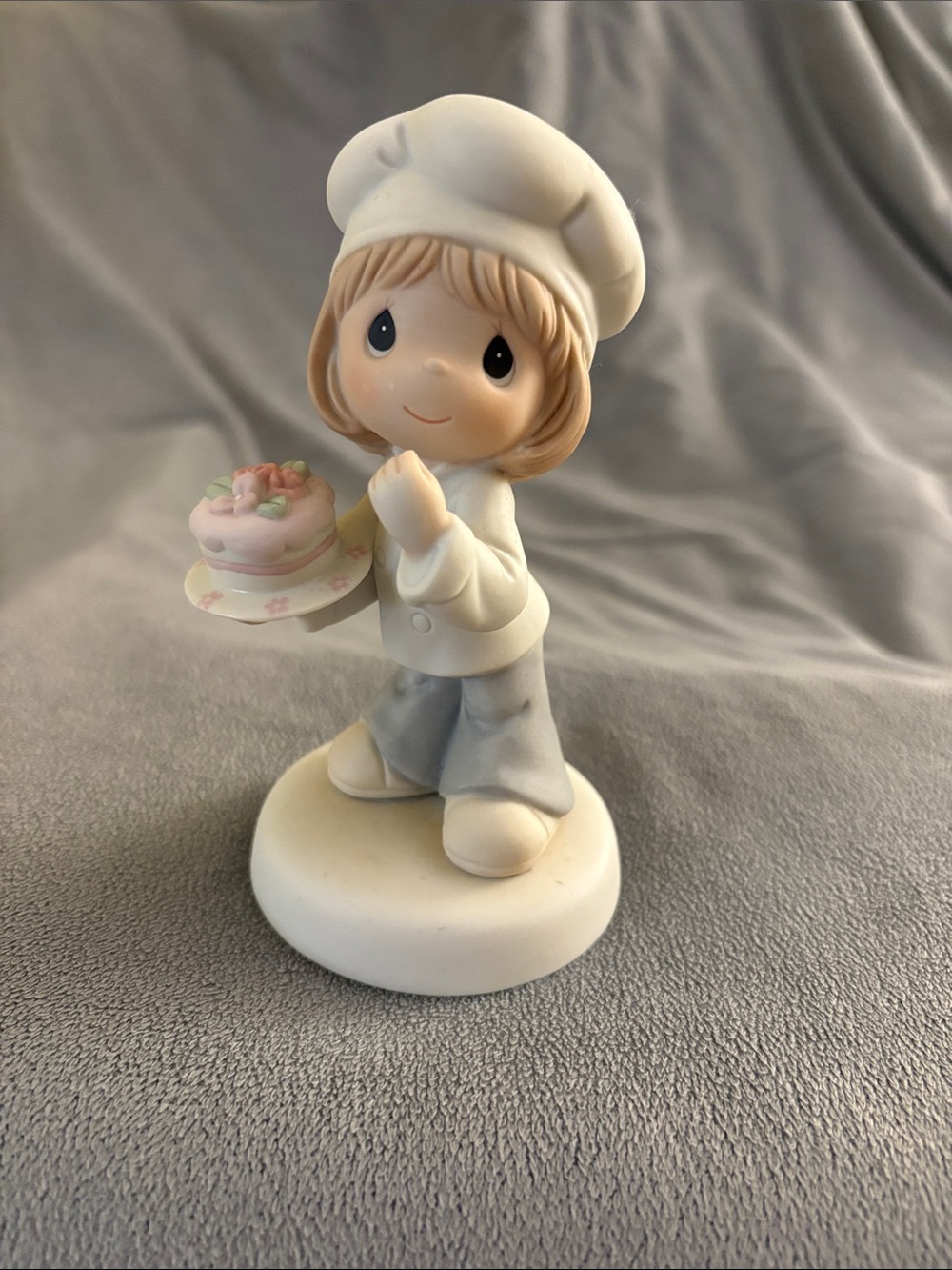 Precious Moments White Ceramic Figurine Base with Heart Detail